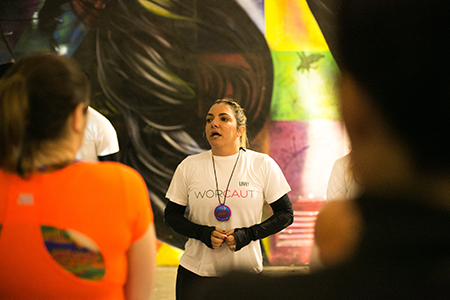 A personal trainer e criadora da aula, Cau Saad