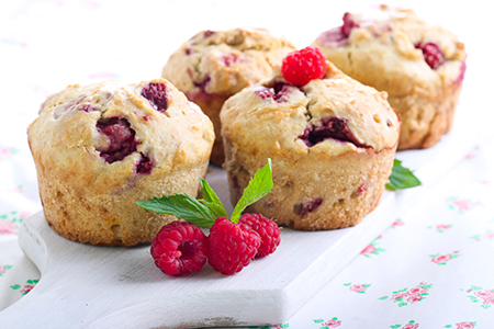 Muffins de fubá com framboesas e sementes de chia